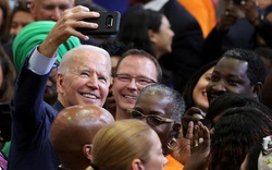 Ảnh thế giới 7 ngày qua: Giáo hoàng Francis bắt tay "người Nhện" và ông Biden chụp ảnh selfie với người dân
