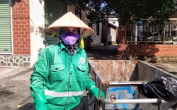 Công nhân vệ sinh môi trường gồng mình trong nắng nóng ở Hà Nội