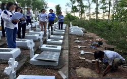 Những người tình nguyện nhặt hàng chục nghìn xác thai nhi về chôn cất
