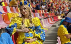 Vợ bầu xinh đẹp của sao Ukraine cổ vũ đội nhà giành chiến thắng trước Thụy Điển