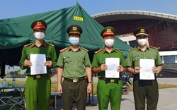 Nhiều chiến sĩ công an Bắc Giang đón quyết định thăng cấp trong khu vực cách ly