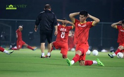 Thầy Park chỉ cho Công Phượng và đồng đội cách chống lại lối đá rắn của đội tuyển Indonesia