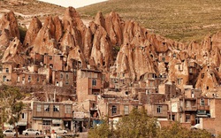 Iran: Những ngôi nhà kỳ lạ xây trong núi đá đã 700 năm tuổi hút khách du lịch