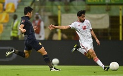 CLIP: Nghi vấn "bán độ", 2 cầu thủ Thái Lan... trượt chân để UAE ghi bàn