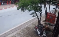 Tránh 2 người sang đường, xe container tông 13 xe máy trên vỉa hè