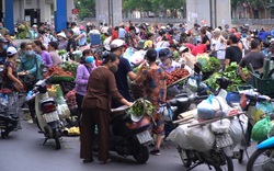 Chợ cóc, chợ tạm giữa trung tâm Hà Nội vẫn tập trung hàng trăm người, bất chấp quy định phòng dịch