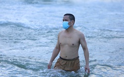 Video: Người Đà Nẵng đeo khẩu trang tắm biển