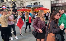 Clip: Khoảnh khắc CĐV Italia và Anh cùng nhau nhảy múa, hát bài hát Sweet Caroline trước trận chung kết EURO 2020