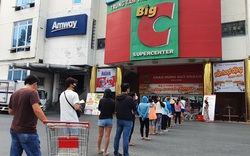 TP.HCM: Vẫn còn cảnh xếp hàng cả tiếng đồng hồ chờ vào siêu thị