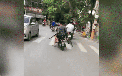 Hà Nội: Phẫn nộ nhóm thanh niên "kẹp 3" trên xe đạp điện cầm hung khí lượn phố
