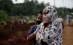 Các tình nguyện viên an táng nạn nhân thiệt mạng vì Covid-19 ở Indonesia 
