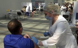 Covid-19 bùng phát ở Nga vì nhiều người "ngại" tiêm vắc-xin