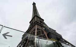 Tháp Eiffel mở cửa trở lại sau 8 tháng nghỉ dịch Covid-19