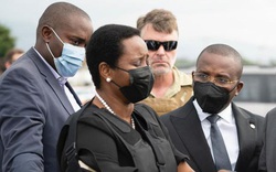 Vợ cố tổng thống Haiti xuất hiện với áo chống đạn, được lực lượng an ninh bảo vệ nghiêm ngặt