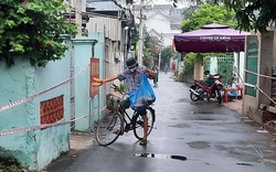 Nỗi niềm người sống bên trong khu phong tỏa tại TP.HCM: Sau bàng hoàng là sẻ chia