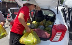 Báo Dân Việt cùng đội thiện nguyện Quảng Bình tặng nửa tấn lương thực cho bà con trong vùng phong toả ở Đồng Nai