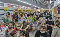 Người dân Hà Nội đi mua thực phẩm dự trữ, siêu thị đông xếp hàng san sát