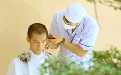 Video: Xúc động hình ảnh các bác sỹ Đồng Nai “xuống tóc” chi viện cho bệnh viện dã chiến