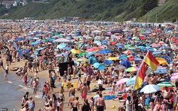 Anh: Bất chấp Covid tăng trở lại, hàng ngàn khách du lịch vẫn diện bikini sexy ngập tràn bãi biển