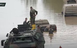 Video: Binh sĩ Đức lái xe thiết giáp vào vùng lũ tìm nạn nhân mất tích