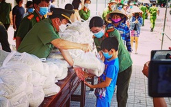 Công An tỉnh An Giang trao tặng 36 tấn gạo cho người dân khó khăn do ảnh hưởng dịch Covid-19