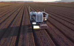 Robot diệt cỏ siêu thông minh giúp người nông dân nhàn hạ, canh tác hiệu quả cao