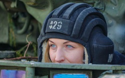 Nhan sắc đẹp mê lòng người của nữ quân nhân thiết giáp Nga