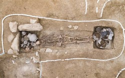 Phát hiện 'kinh hoàng' hài cốt người 1500 năm tuổi cao 1.8m ở tư thế quỳ trong quan tài