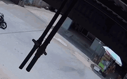 Clip nóng: Chạy xe như tên bắn, thanh niên tông trực diện vào đầu ô tô