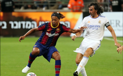 Clip: Ronaldinho "tả xung hữu đột" ở trận El Clasico của các huyền thoại