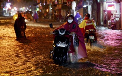 Hà Nội: Trong đêm, người dân bì bõm dắt xe di chuyển trên tuyến đường ngập nước