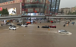 Ngập lụt biến đường phố Trung Quốc thành sông, 12 người chết