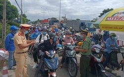 Dòng người đông nghịt từ Đà Nẵng trở về Quảng Nam
