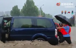 Video: Cảnh tượng kinh hoàng trong trận mưa lũ lịch sử 'ngàn năm có một' ở Trung Quốc