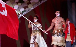 Pita Taufatofua, người cầm cờ Tonga cởi trần "hot" nhất lễ khai mạc Olympic 2020