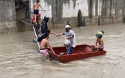 Philippines sơ tán hàng nghìn người khi mưa lớn gây ngập lụt khắp nơi