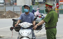 Hà Nội không cho "shipper" di chuyển trên đường, tài xế công nghệ khóc ròng khi bị phạt 