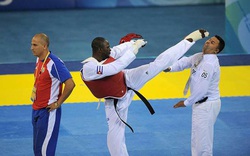 Chuyện lạ Olympic: Bị xử thua, võ sĩ Cuba "làm thịt" luôn trọng tài