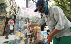 Ấm lòng tủ mì tôm, nước lọc miễn phí cho người khó khăn bên hè phố Hà Nội
