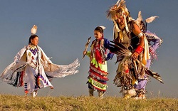 Mỹ: Đàn ông đa thê bộ lạc Sioux nổi tiếng với “thuốc tình yêu” và hôn lễ “quấn chăn”