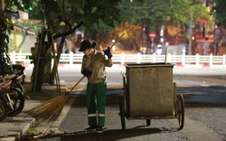 Đêm không ngủ của những lao công làm sạch đường phố Hà Nội giữa đợt dịch Covid-19