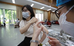 Người Hà Nội hào hứng khi được tiêm vaccine phòng Covid-19