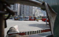Bến xe tại Hà Nội vắng lặng, hàng loạt xe khách "dầm mưa dãi nắng"