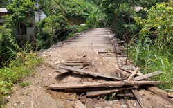 Hà Giang: Cầu treo bằng gỗ mục nát, người dân bản vùng cao “kêu cứu"