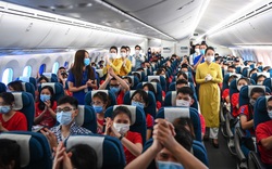 Chuyến bay Vietnam Airlines chở 350 cán bộ, giảng viên và sinh viên có gì đặc biệt?