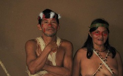 Ecuador: Bộ tộc có bàn chân biến dạng với thời trang kiểu Adam và Eva