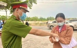 Thí sinh người dân tộc Khùa, Vân Kiều Quảng Bình tự tin bước vào phòng thi tốt nghiệp THPT môn Ngữ văn