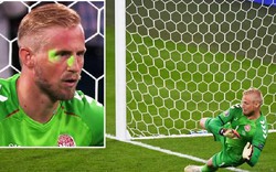 SỐC: Thủ môn Schmeichel bị chiếu laser vào mắt khi cản penalty