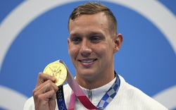 Clip: Nam thần Caeleb Dressel khiến đường đua xanh Olympic 2020 "dậy sóng"