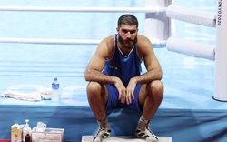 Bị xử thua tại Olympic 2020, võ sĩ Pháp "ngồi lì" ở sàn đấu không chịu về